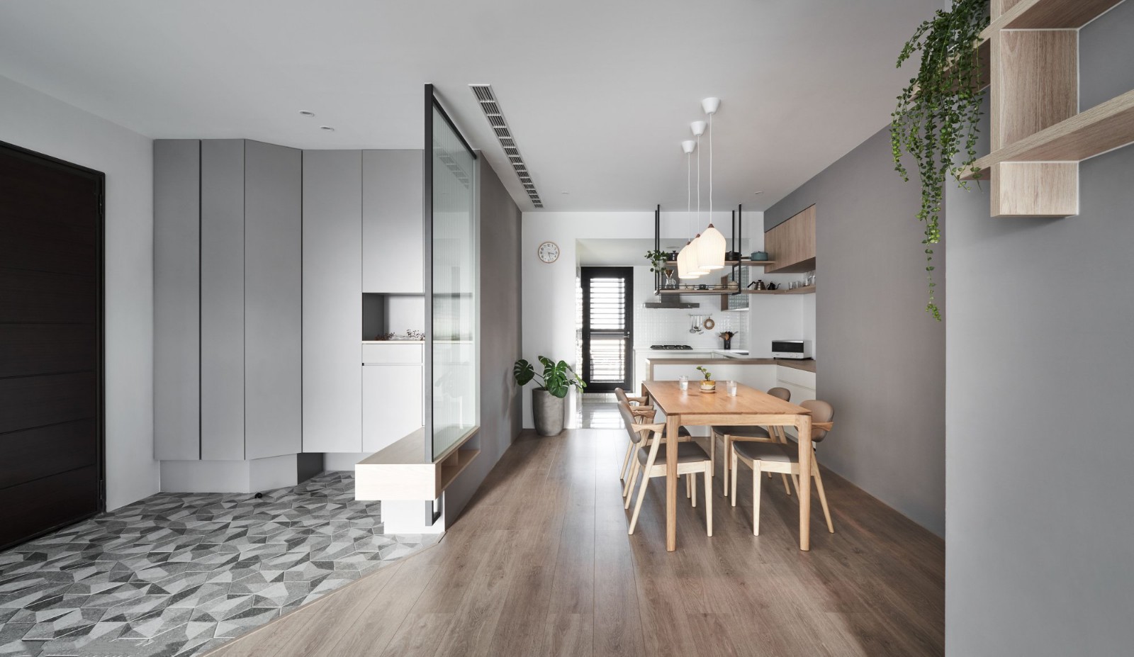 裝修案例現(xiàn)代簡(jiǎn)約風(fēng)格室內(nèi)裝修效果圖-玄關(guān) 裝修案例現(xiàn)代簡(jiǎn)約風(fēng)格室內(nèi)裝修效果圖-玄關(guān)