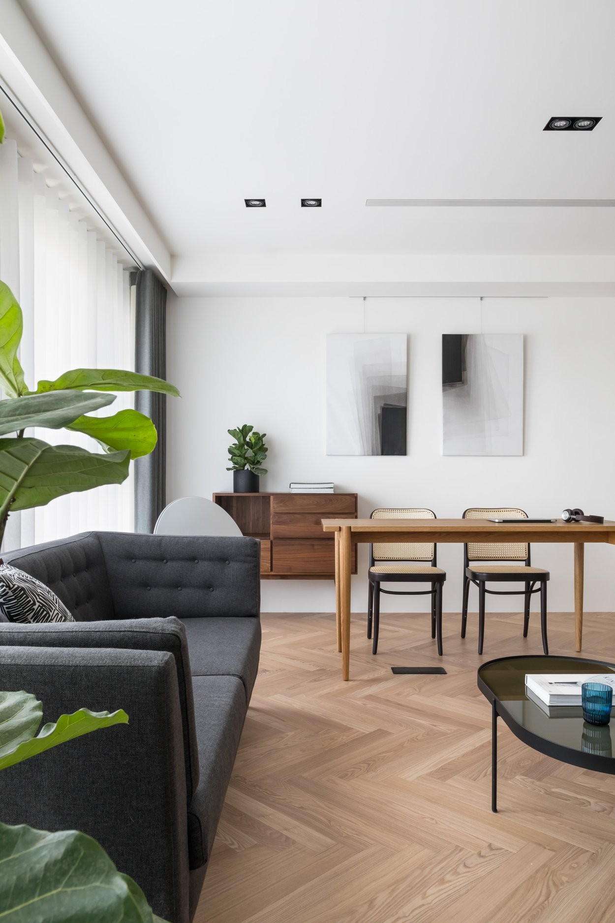 現(xiàn)代簡約原木風(fēng)格室內(nèi)家裝案例效果圖-餐廳餐桌 現(xiàn)代簡約原木風(fēng)格室內(nèi)家裝案例效果圖-餐廳餐桌