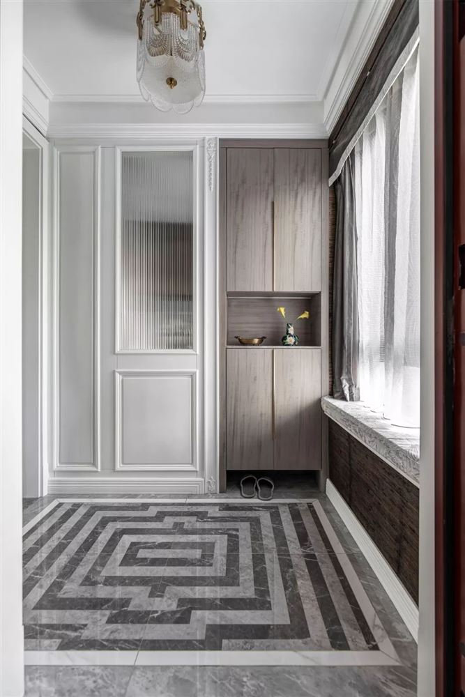 廣州市中?；ǔ菫齿p奢風(fēng)格三居室裝修案例