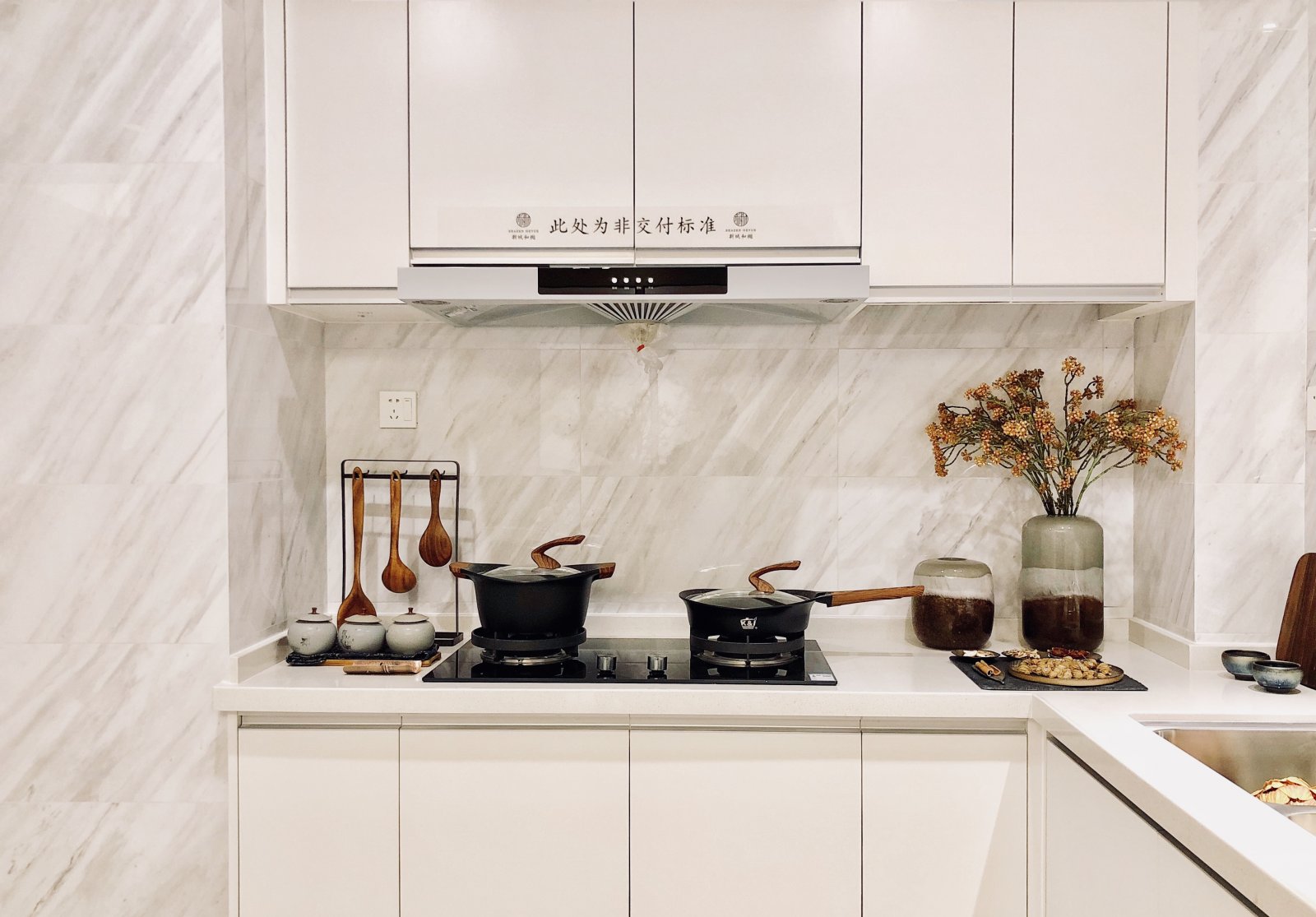 裝修案例新中式風(fēng)格室內(nèi)裝修效果圖-廚房 裝修案例新中式風(fēng)格室內(nèi)裝修效果圖-廚房